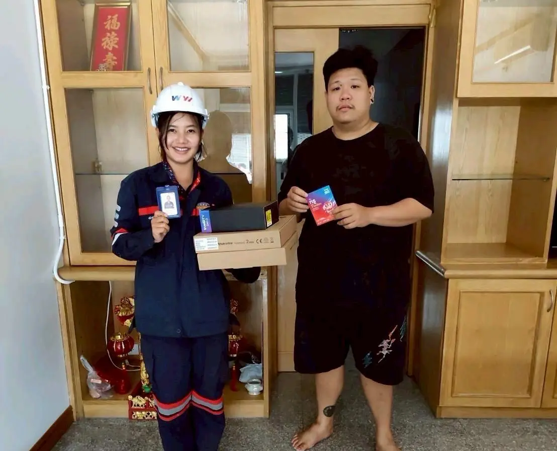 ช่างติดตั้งเน็ตบ้านทรู เดินสายไฟเบอร์เข้าบ้านลูกค้า