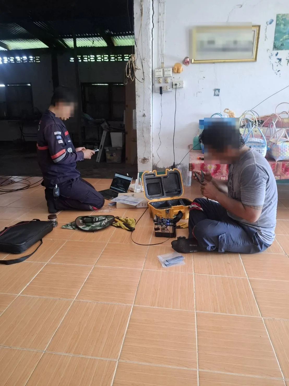 ช่างติดตั้งเน็ตบ้านทรู อุดรธานี นั่งสไปลซ์สายไฟเบอร์ภายในบ้านลูกค้า
